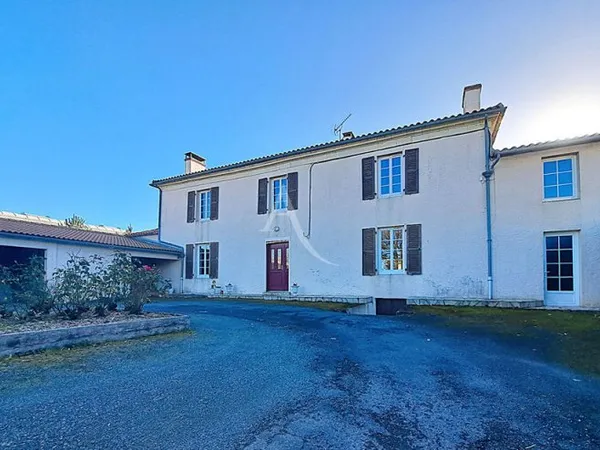 Charmante maison en pierre avec dépendances et grand entrepôt à L'OIE.