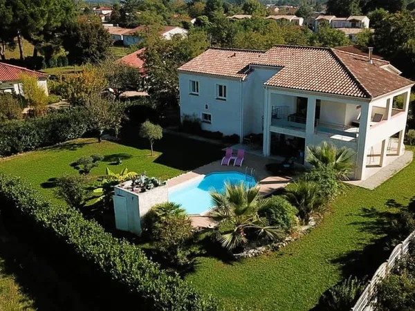 MARSSAC, GRANDE MAISON DE 170M2 AVEC PISCINE