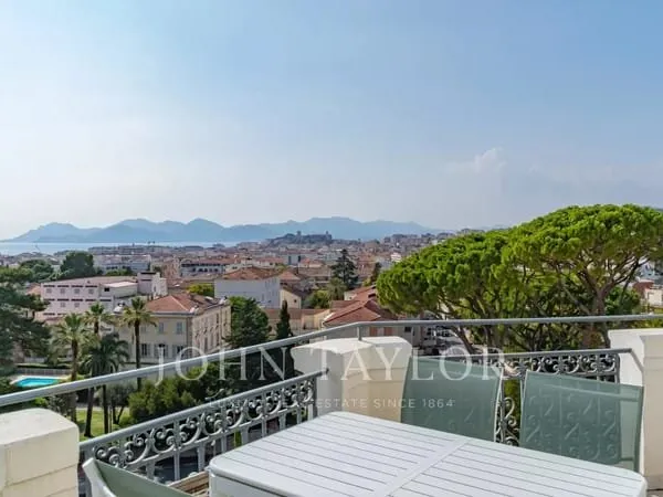 Cannes centre très bel appartement dernier étage vue mer