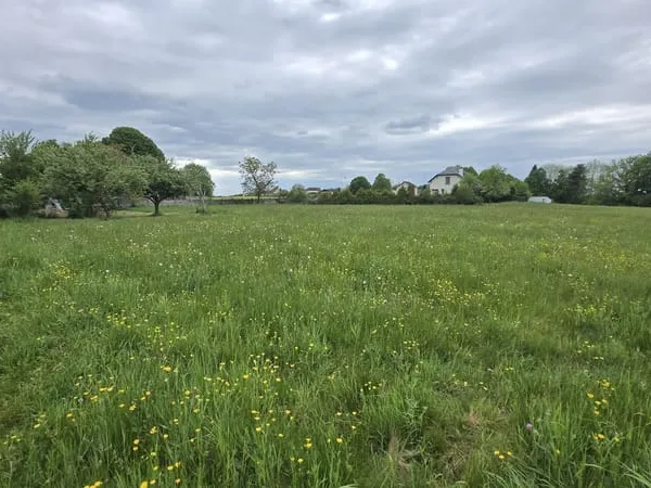 Terrain à bâtir de 1465 m² à SAINT-GEORGES-DE-MONS (63)