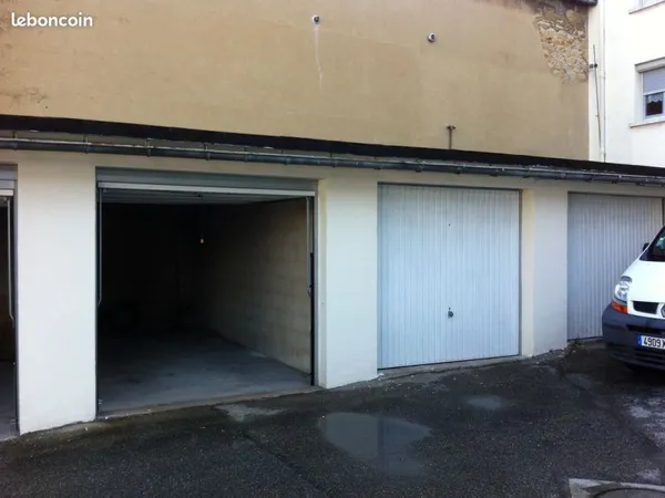 Loue garage 75 par mois. 35 Avenue Maginot BOURG EN BRESSE derrière l immeuble