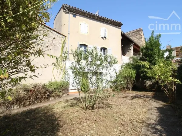 A vendre une grande maison de ville avec jardin, dépendance et garage