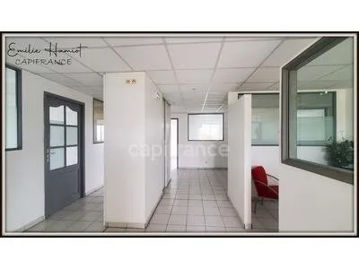 Local professionnel 11.20m² - Lamentin Place d'Armes