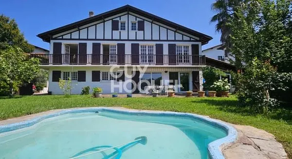 Maison Ascain 9 pièce(s) 211,81 m²