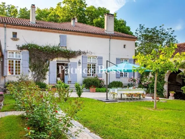 Près d'Agen, un domaine du 17e s. Alliant patrimoine et modernité, avec écuries, maison d'amis et au