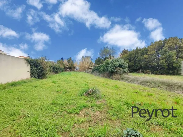PEZILLA-LA-RIVIERE Terrain constructible de 953 m2