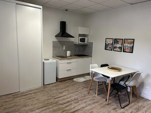 Loue studio meublé 375 €+ place de parking dans parc