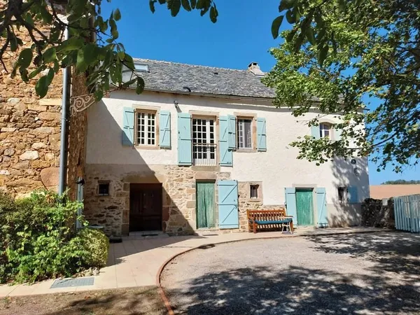 Charmante ferme en pierre exposée plein sud avec piscine et fort potentiel