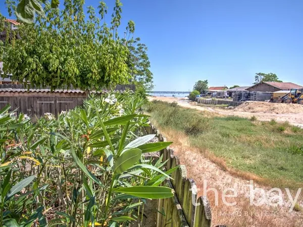 Bas de villa avec accès au bassin.
