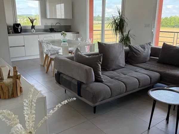 Appartement récent avec terrasse et vu dégagée