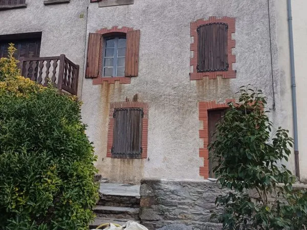 Maison de hameau avec T1bis neuf et grand duplex à aménager