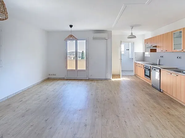 A VENDRE à LORGUES un appartement 72 m² 3 pièces + 2 places de stationnement en sous-sol