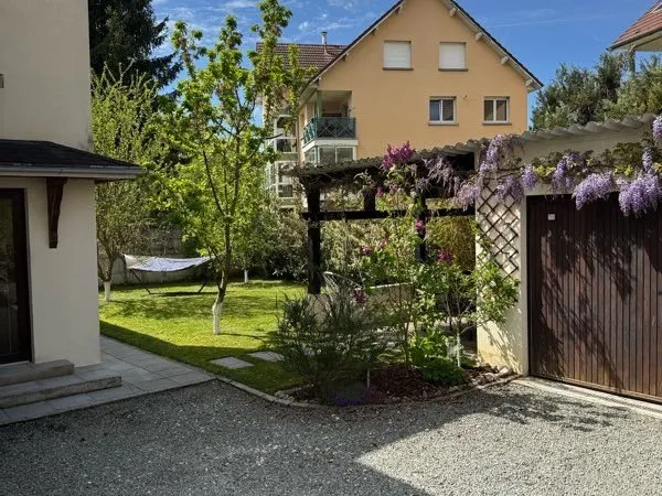 Appartement 106 m2 - double garage, terrasse couverte et jardin privé