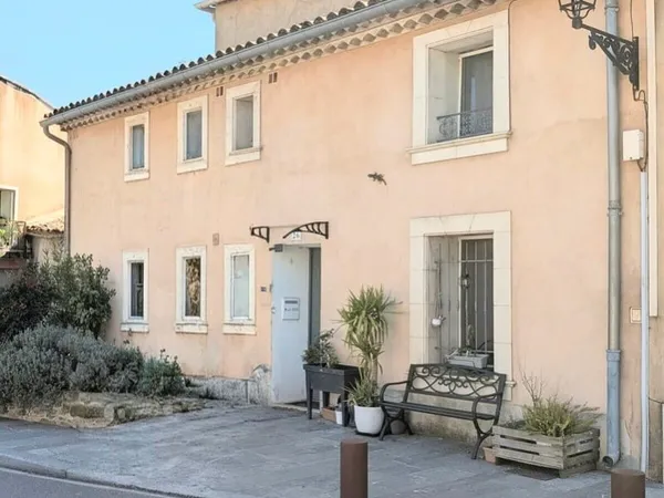 Au coeur du village de Collobrières, découvrez cette charmante ma