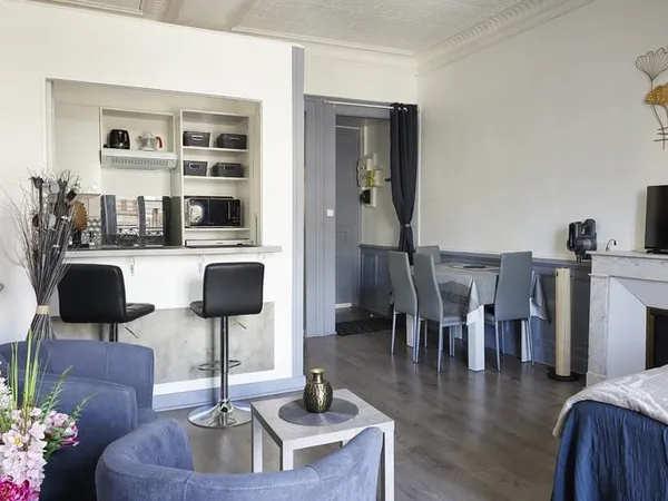 Grand Studio rénové avec cachet - balcon - hyper centre d'Ai