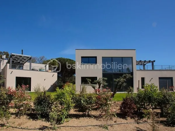 DOUBLE MAISON CONTEMPORAINE A GRIMAUD