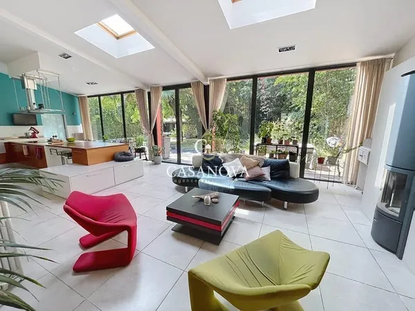 Maison de CARACTERE avec JARDIN et PISCINE. Grand GARAGE. Centre-ville tous commerces. Potentiel CHA