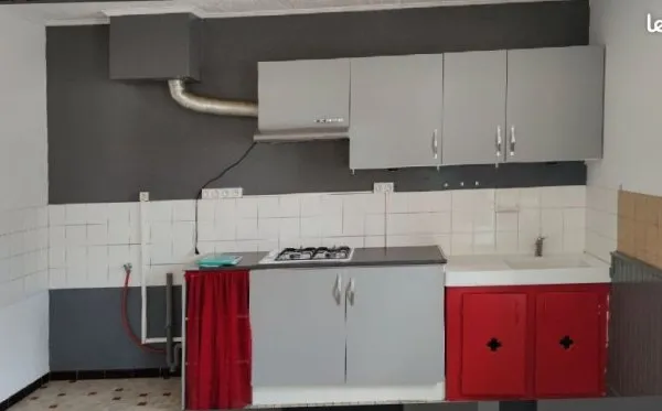 Loue petite maison T2 plus jardinet et abris