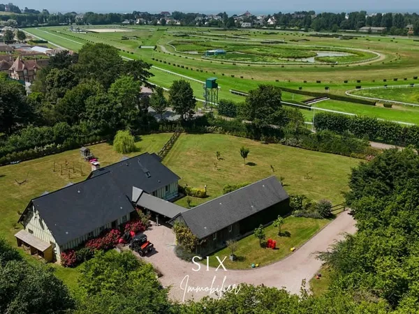 VILLA NORMANDE EN BORDURE DE L'HIPPODROME DE CLAIREFONTAINE