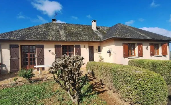 Maison 131 m² - 4 chambres - Terrain 7000 m² + bâtiment agricole 1000 m²