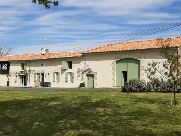 Grande maison de campagne, à proximité des commodités