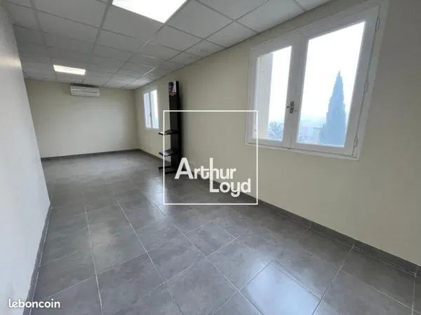 Local bureaux 234 m²