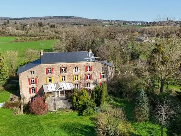 Ancien moulin rénové au coeur de 6 hectares dans la Sarthe
