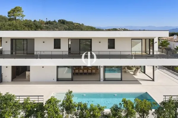 Villa contemporaine neuve surplombant la mer