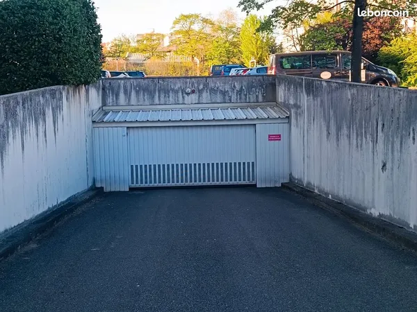 Garage fermé sécurisé Lyon 8 -Location