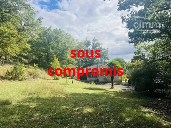Propriété avec un magnifique terrain arboré et ruisseau proche de toutes commodités