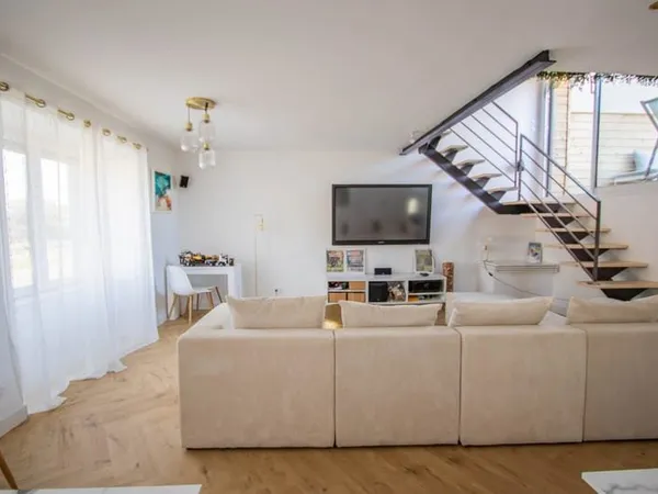 T3 rénové avec terrasse | MURS-ERIGNE