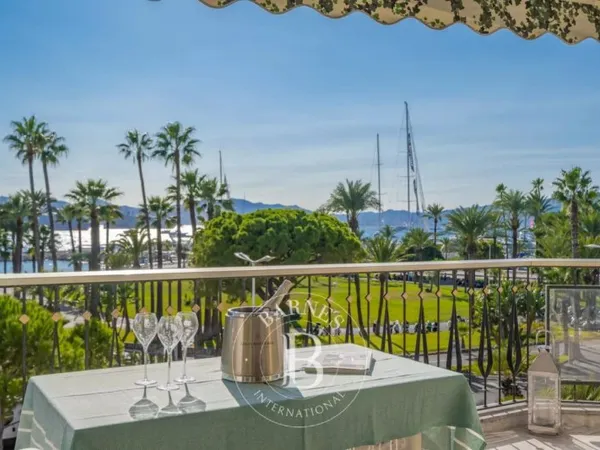 CANNES CROISETTE - 4 PIÈCES - VUE MER - TERRASSE