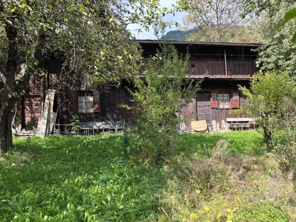 Petite ferme ancienne à rénover au coeur du village de Praz-Sur-