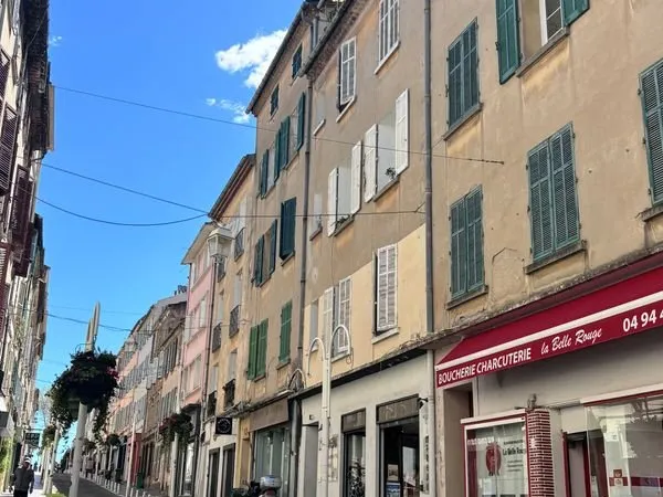 Toulon secteur Mourillon, rue Lamalgue : vente appartement 2 pièces actuellement loué et grande cour