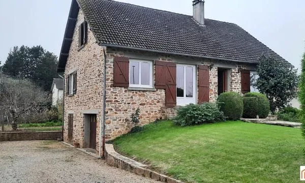 Maison en pierres avec jardin