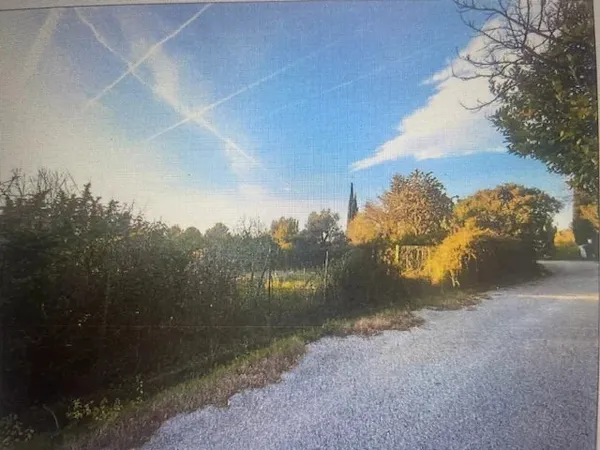 TERRAIN CONSTRUCTIBLE AU CŒUR DU VILLAGE
