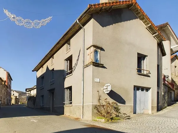 A Boisset, 30 min d'Aurillac, 20 minutes de Maurs, à vendre Maison de village de 5 pièces à rénover.