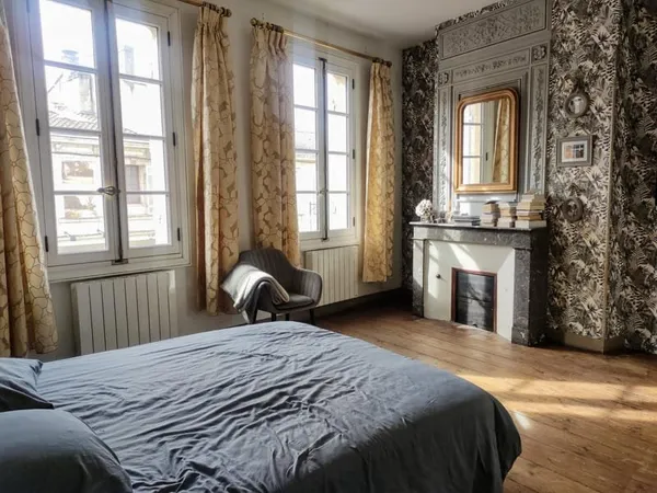 Maison en pierre avec patio intérieur - Rive Droite