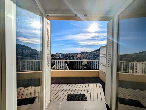 NICE/PASTEUR - 2 P - DERNIER ETAGE