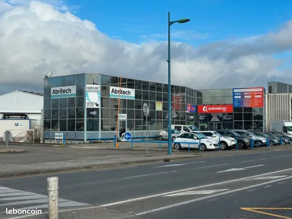 Local commercial 175 m2 avec parking sur un axe passant