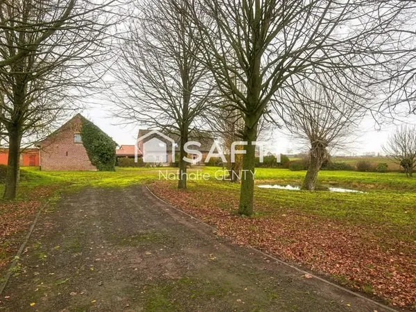 ANCIEN CORPS DE FERME AVEC CHAMBRES D'HÔTES ET DÉPENDANCES SUR UNE PARCELLE DE 8000 M2 À STEENVOORDE