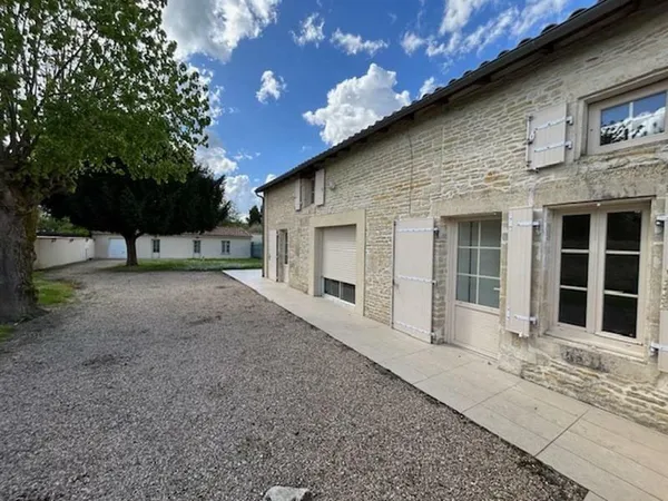 Exclusivité Saint Symphorien ensemble de deux maisons avec jardin et garage