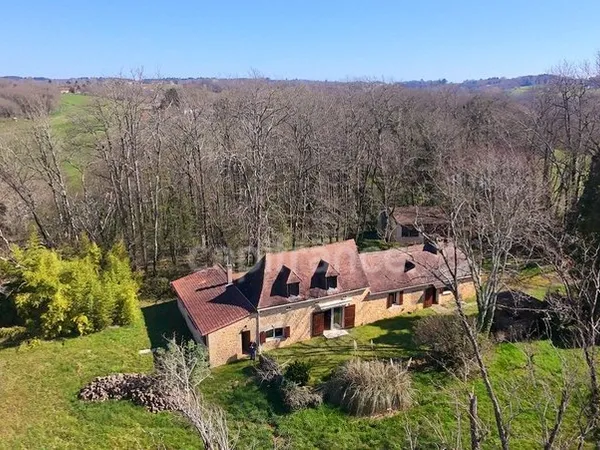 Maison en pierres à Coux et Bigaroque 150m² avec 6 pièces, 3 chambres, 2 garages et atelier, terrain