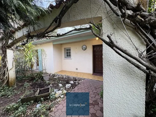 Maison surmonté d'un étage et garage