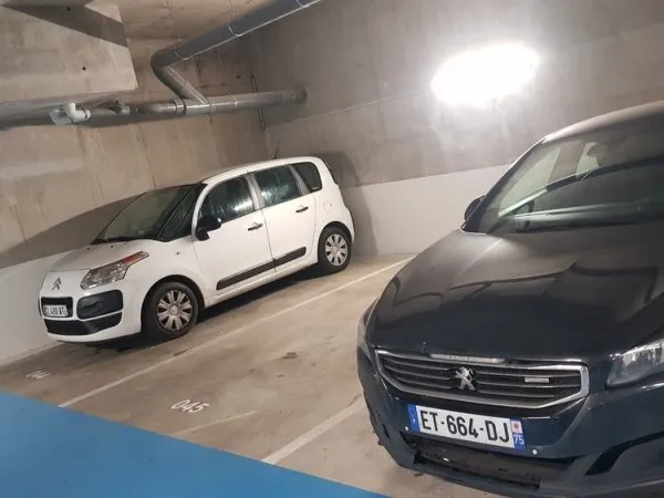 Parking place handicapé 18 m2. Ascenseur. porte bagnolet.bip