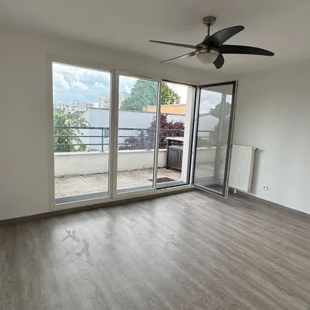 GRAND F2 avec balcon au calme
