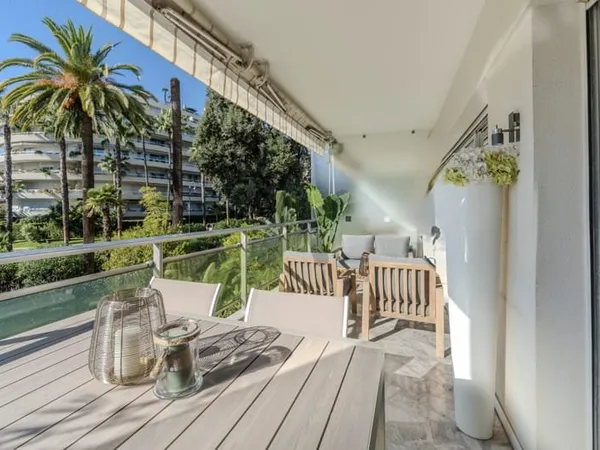 CANNES, Alexandre III - Appartement T3 Traversant Rénové