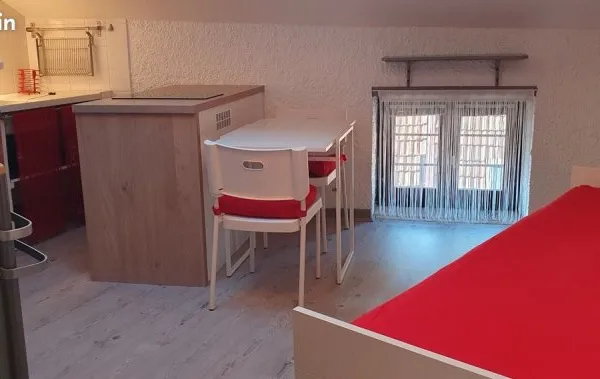Petit studio meublé de 16 m2 + annexe de 5 m2 à Crémieu centre, au calme et à proximité immédiate de