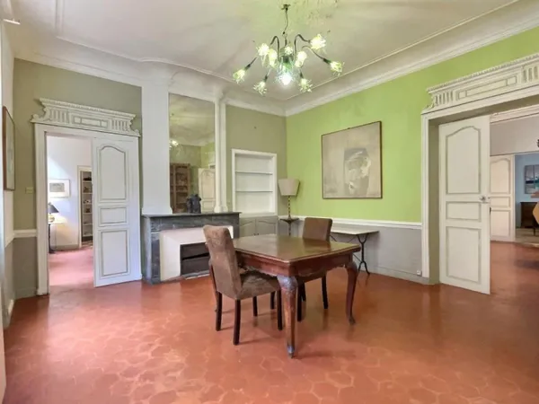 Appartement bourgeois de caractère dans quartier vivant