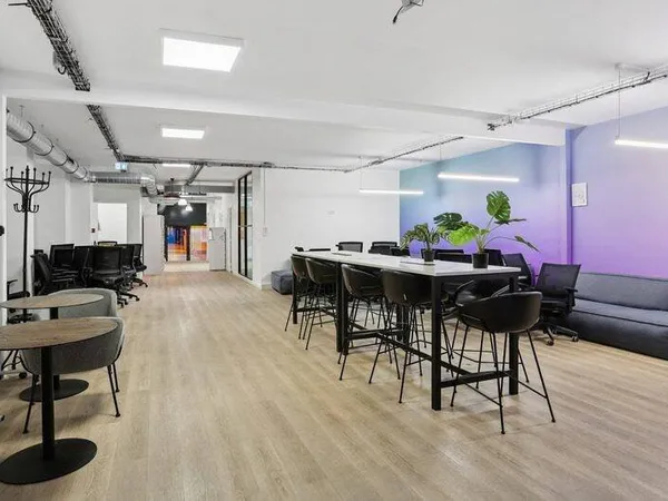 Bureau 687 m²